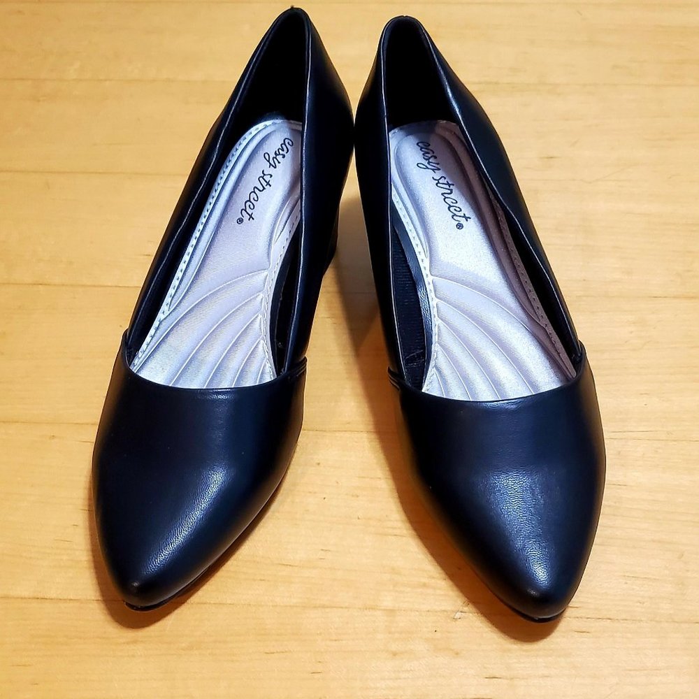 Easy Street Block Heel Pumps "Temple" New in box